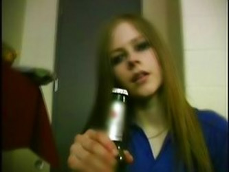 Avril Lavigne - Nice Tits In Bla...